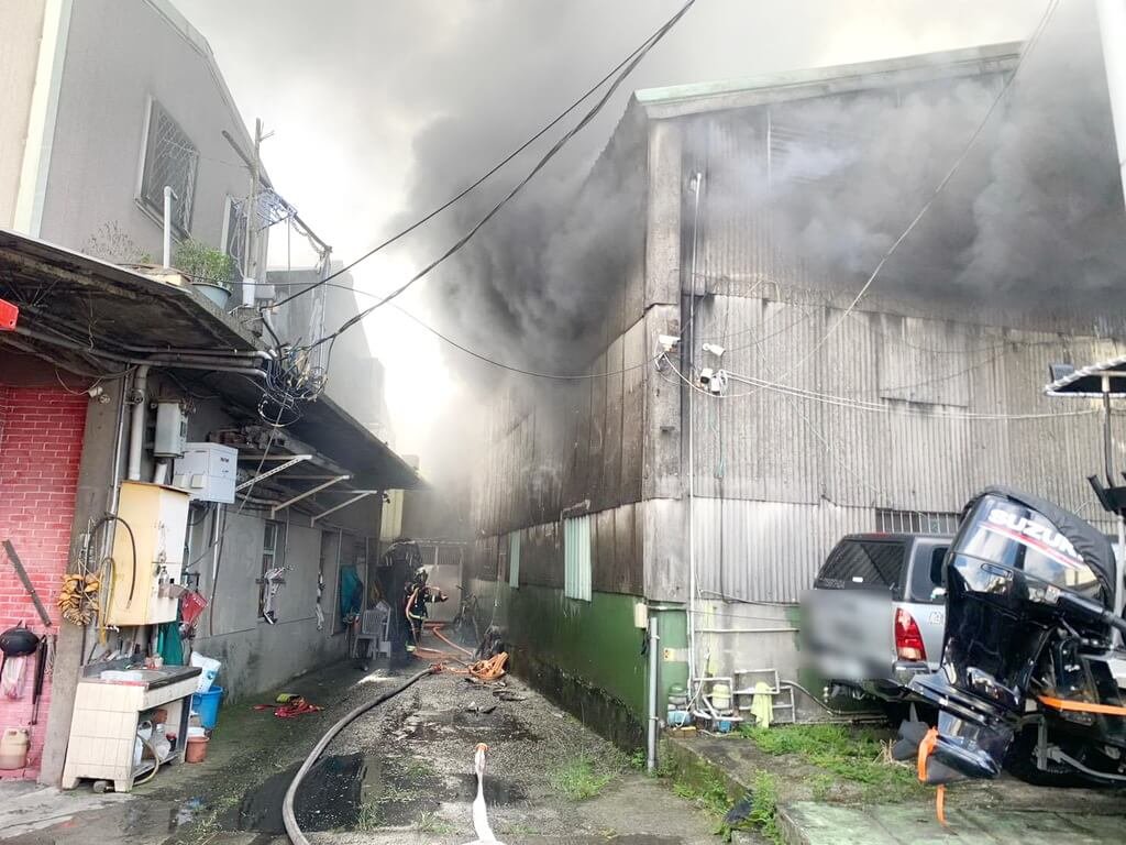 新北市樹林區柑園街1段6日上午11時許傳出火警，消防局到場發現，1層樓鐵皮屋工廠冒出火煙，並全面燃燒，立即布水線搶救。（民眾提供）中央社記者黃旭昇新北傳真 114年11月6日