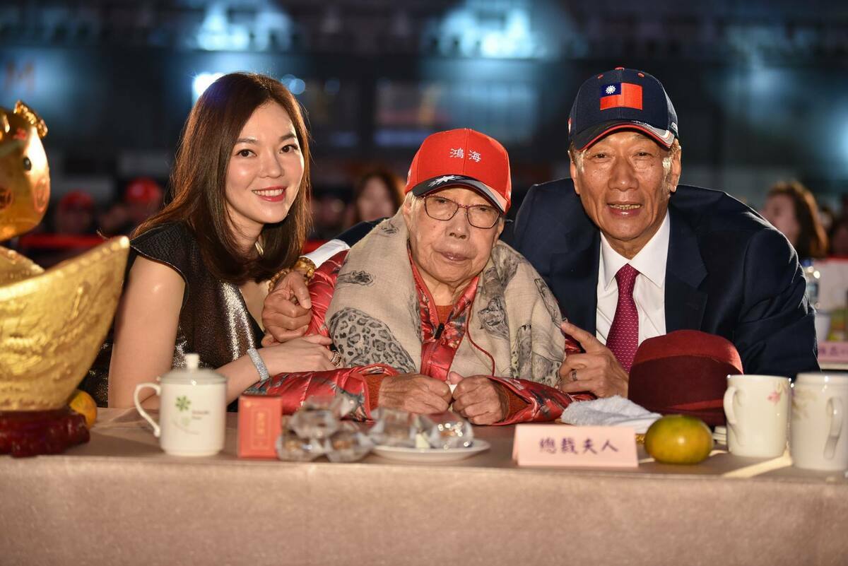 鴻海集團創辦人郭台銘今日( 6 日)透過 Facebook 發布貼文，宣布母親郭初永真上午 8 點在台北醫學大學附設醫院離世，享嵩壽 100 歲。圖為郭台銘與郭初永真、妻子曾馨瑩合照。 圖：翻攝自 郭台銘 Facebook 帳號