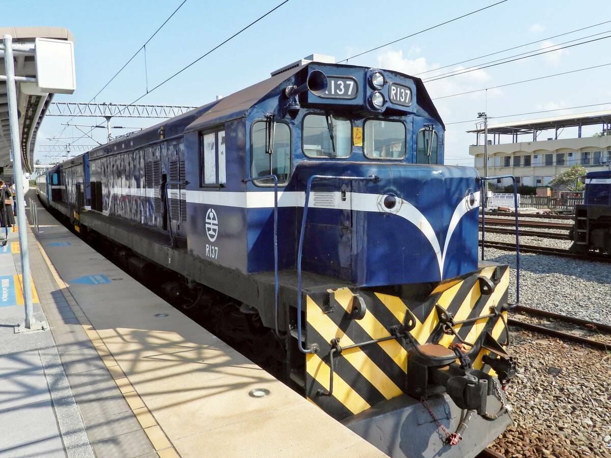 富岡鐵道藝術生活節期間，台鐵公司還特別加開往返桃園火車站到富岡火車站的「藍皮解憂號」復古列車。 圖：台鐵／提供