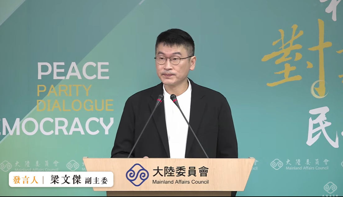 陸委會副主委暨發言人梁文傑今（6）日下午在例行記者會回應時指出，政府是按照兩岸條例依法行政，且對於每個個案都審慎處理；但如果錢麗相關言行還是繼續的話，對方的長期居留狀態，可能變成政府不得不依法處理。 圖：擷自直播頻道