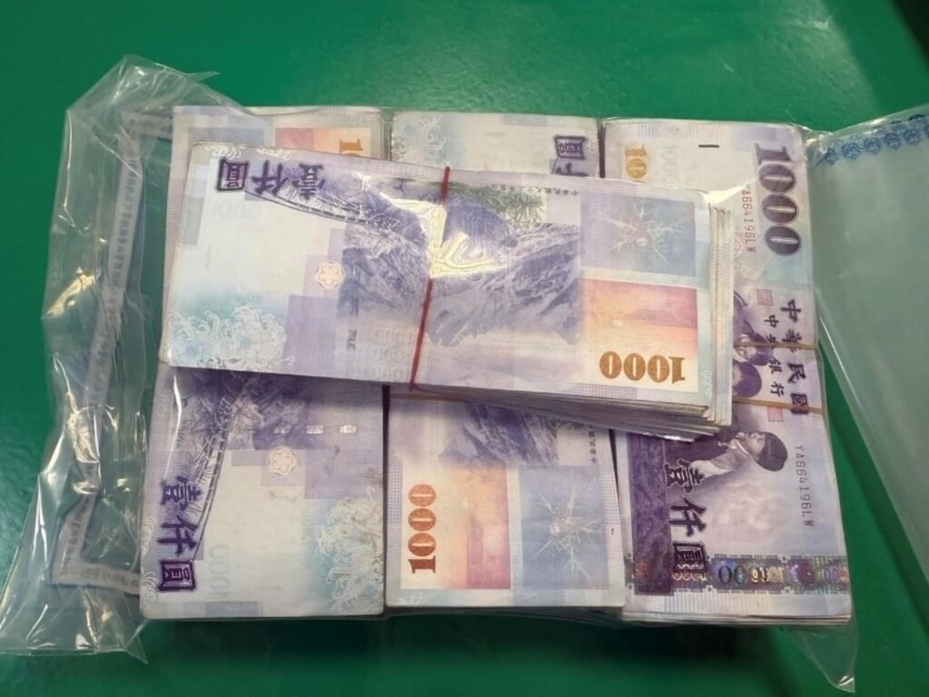 鐵路警察局6日宣布破獲以張姓男子為首的詐騙集團，張男將火車站男廁當成贓款轉手地點，警方循線逮捕張男等人到案，並起獲電腦主機等物及贓款現金等，初估已有多人遭詐騙。（警方提供）中央社記者劉建邦傳真　114年11月6日