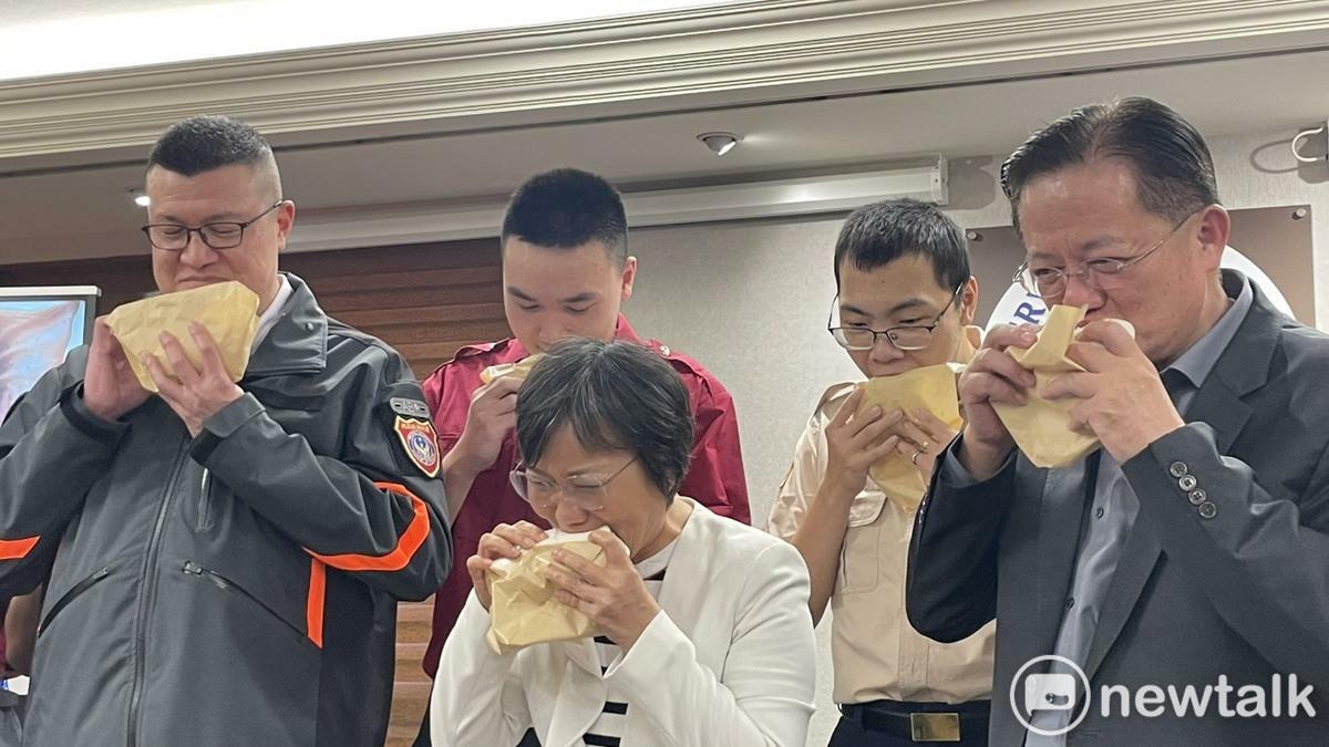 劉世芳率部內長官一同品嚐刈包力挺國產豬。 圖：高逸帆／攝