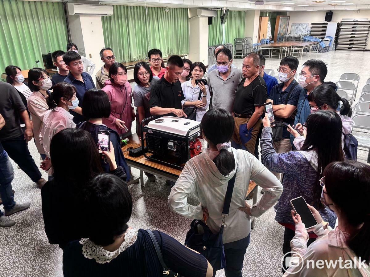 因應全球氣候變遷所帶來的天然災害威脅，臺南市政府積極強化全市防災應變能量，全力推動「一里一台發電機」之部署並進行本市37區「發電機教學與操作訓練課程」，以期能在災害停電發生時，即時維持緊急照明、抽水設備及通訊救援系統等關鍵設施的正常運作，建構更完善的城市防災網絡。 圖：台南市政府提供