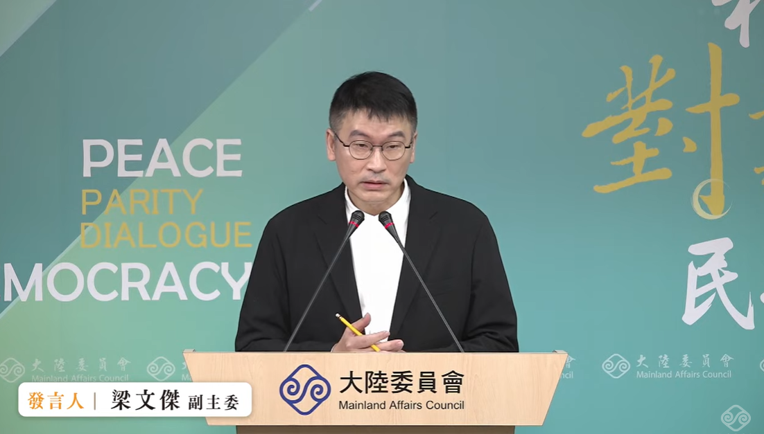 陸委會最新公布的「大陸情勢季報」也佐證，中國近年於東部沿海大規模推進軍事與軍民兩用基礎建設。圖為陸委會副主委暨發言人梁文傑。（資料照片） 圖：擷自直播畫面