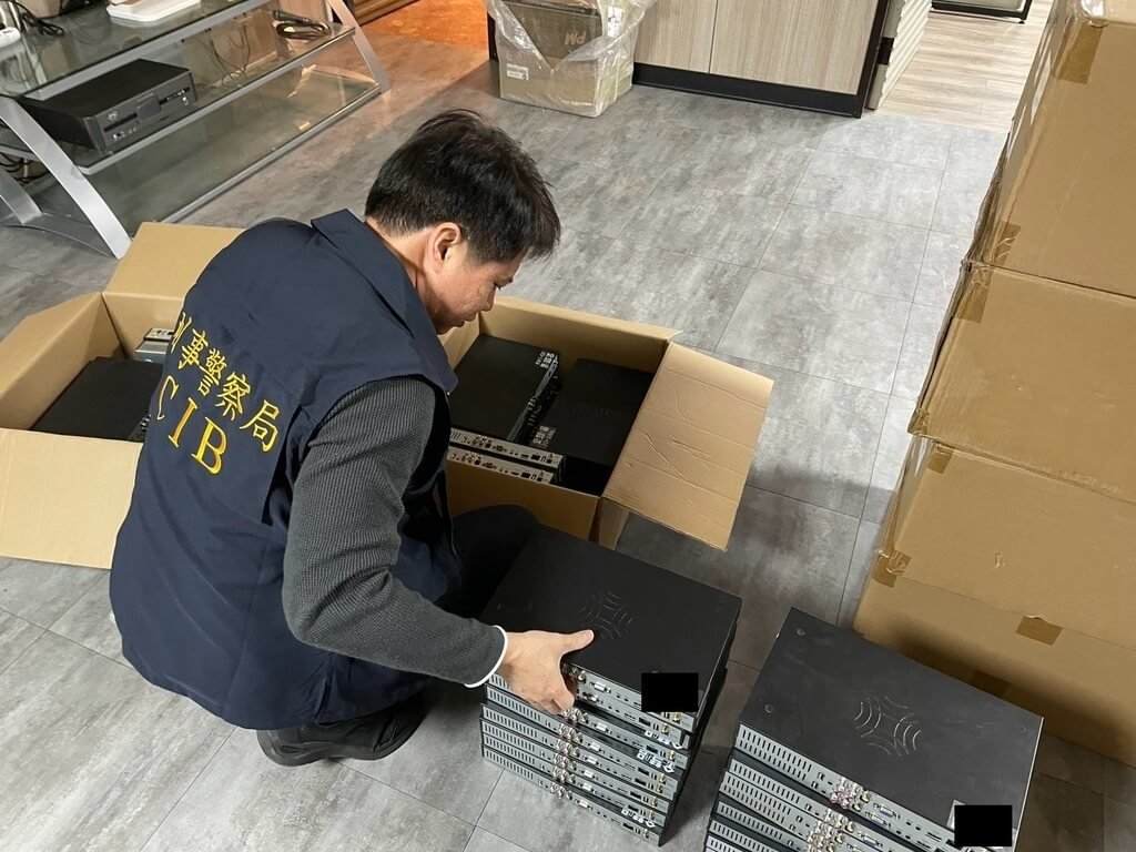 刑事警察局智慧財產權偵查大隊查獲不法業者進口侵權雲端機上盒，出租或販售給KTV、汽車旅館、酒吧等場所，侵權市值逾新台幣120億元。（民眾提供）中央社記者趙麗妍傳真　114年11月6日