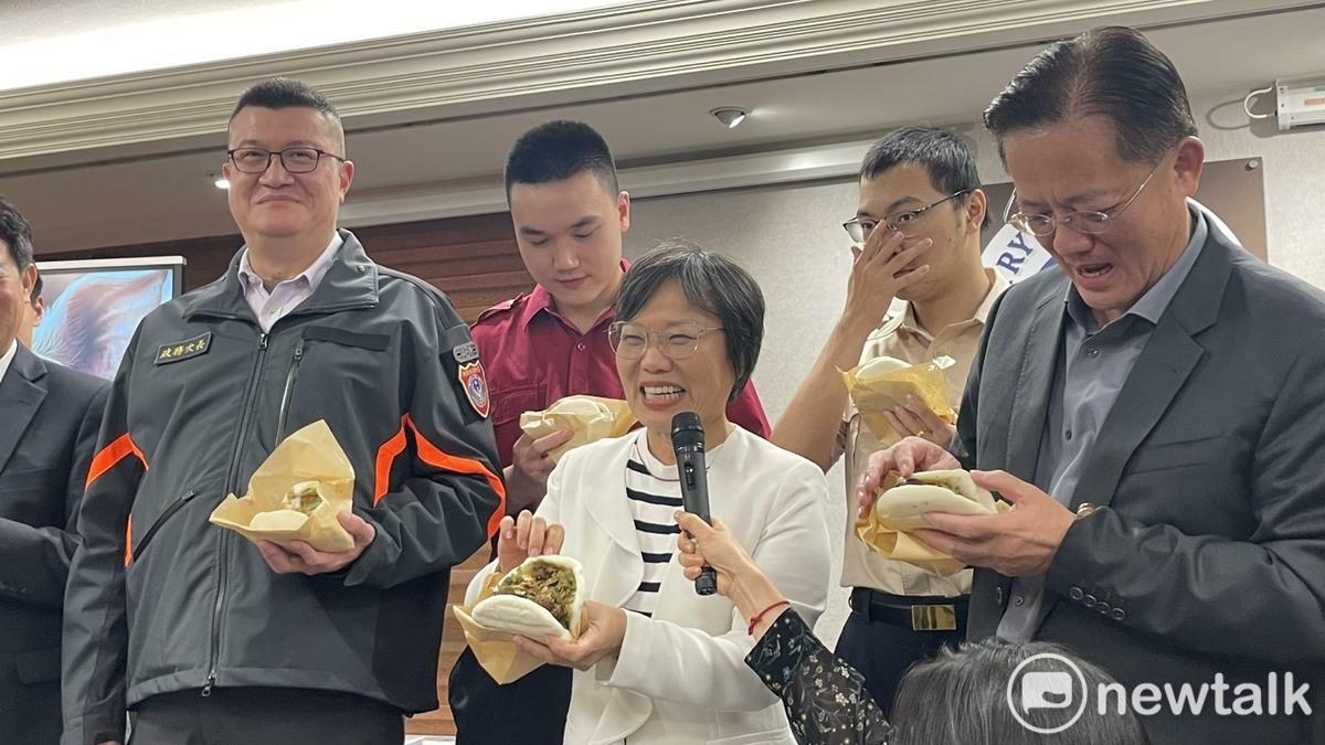 劉世芳邀部會官員吃刈包，請大家多吃國產豬。 圖：高逸帆／攝