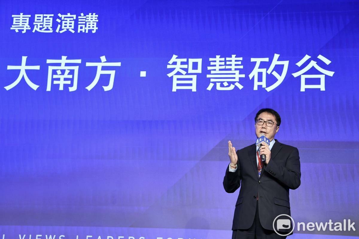 台南市長黃偉哲出席第23屆遠見高峰會，與國內外政產學代表對談「關稅．科技．永續」下的城市發展。黃偉哲指出，台南正以「南科＋沙崙」雙引擎布局AI、半導體與智慧科技，攜手中央打造「大南方新矽谷」，並導入科技治理，為台南發展注入新動能。 圖：台南市政府提供