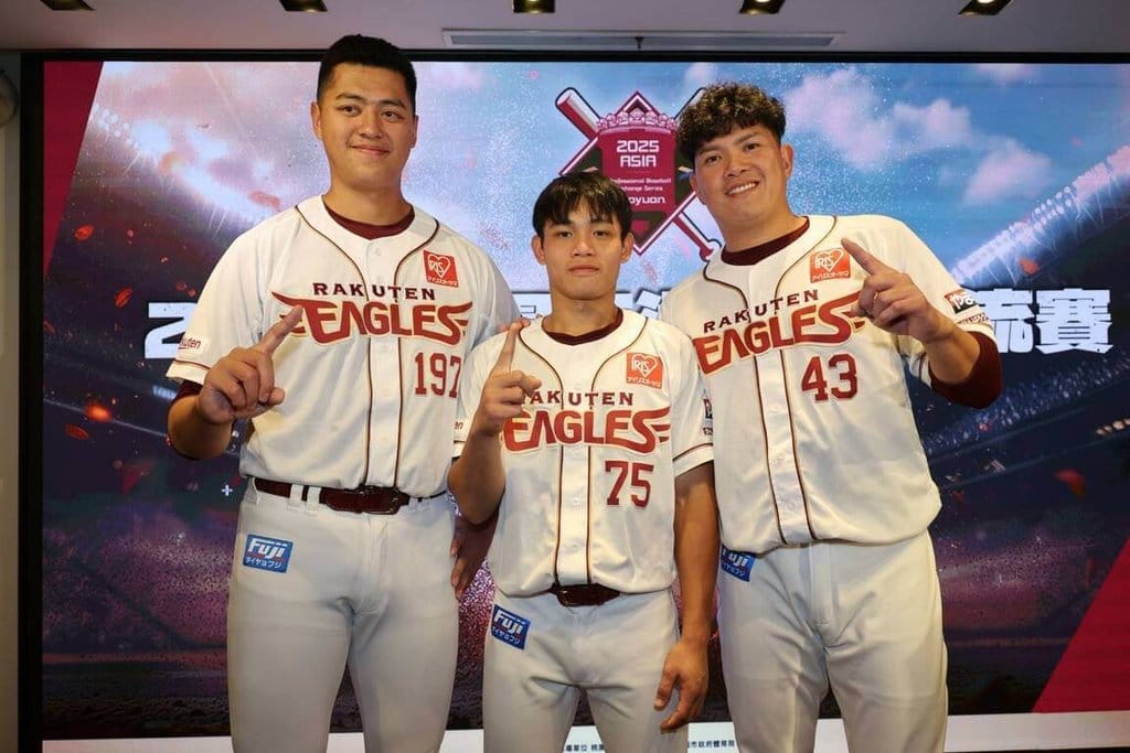 日職東北樂天金鷲隊內野手陽柏翔（中）6日與隊友宋家豪（右）、蕭齊（左）一同出席2025桃園亞洲職棒交流賽記者會，他期待能透過這次交流賽展現實力，讓更多台灣球迷認識。（主辦單位提供）中央社記者陳容琛傳真 114年11月6日