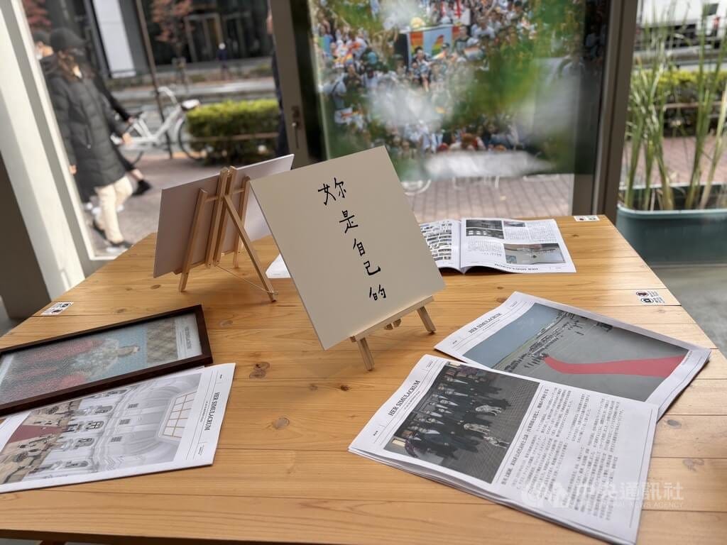 「辣台妹」藝術展日本巡迴展移師東京Shibaura House展出，以「辣台妹」精神為核心，展出書法詩人何景窗作品，以及攝影藝術家林育良多年近身紀錄前總統蔡英文的影像，以裝置、影像、書道等多重形式，展現島嶼女性的身體意識與時代聲音。中央社記者戴雅真東京攝　 114年11月6日 圖：中央社提供