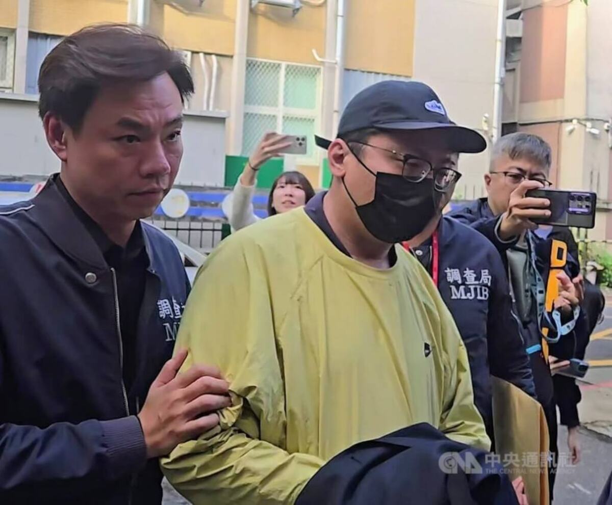 美方制裁柬埔寨太子集團犯罪組織，檢調發動偵蒐行動，調查局幹員5日下午移送第二波在台重要幹部王昱棠（黃衣）至台北地檢署複訊。中央社記者劉世怡攝　114年11月5日 圖：中央社提供
