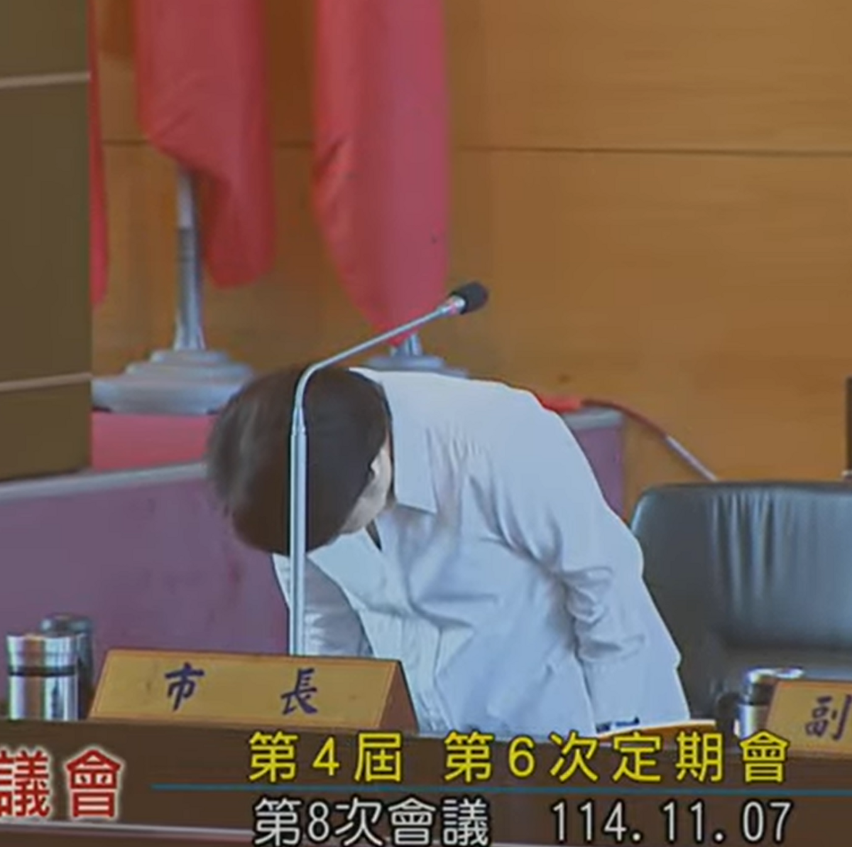 台中市長盧秀燕再次鞠躬道歉。 圖：取自台中市議會直播畫面