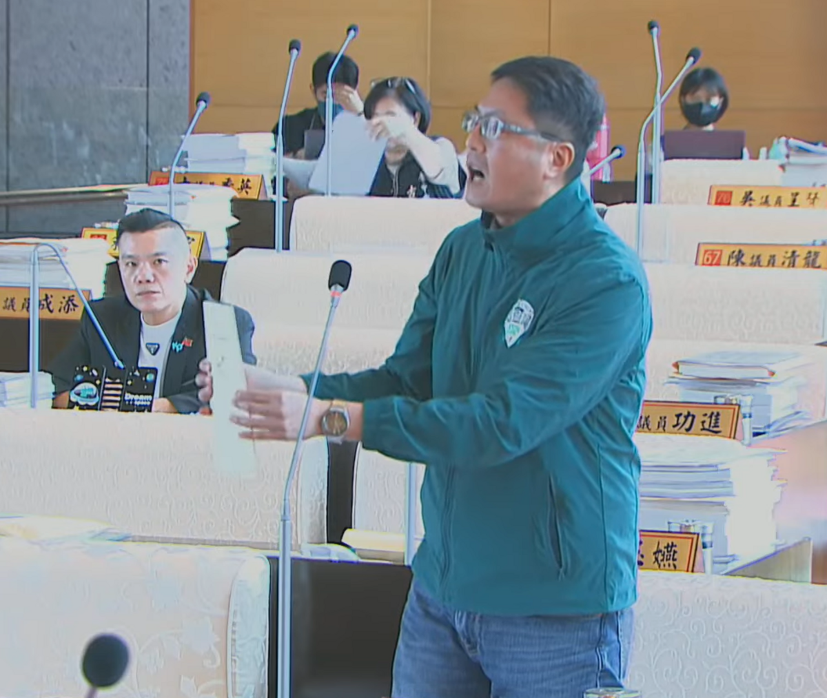 林德宇大罵「這又是台中市政府渺視議會！」 圖：取自台中市議會直播畫面