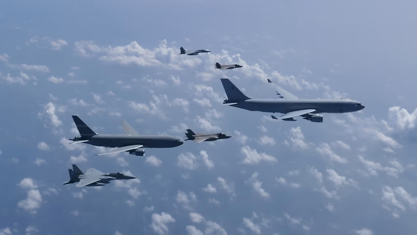 今年 8 月，日本陸上自衛隊與美、澳陸軍舉行聯合指揮所演習；9 月末至 10 月初，日本、美、澳三國在三澤基地展開代號「武士道衛士-25」聯合演習；未來，日本自衛隊還將赴澳洲與兩國軍隊共同訓練。 圖:翻攝自X帳號@GustafVanMartin