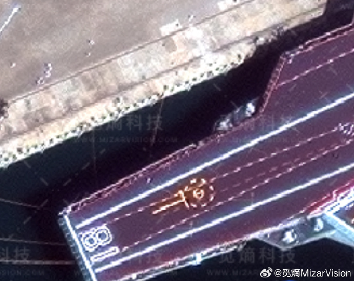 中國網路流傳航空母艦「福建號」飛行甲板已漆「18」舷號。 圖：翻攝「臉書」呂禮詩