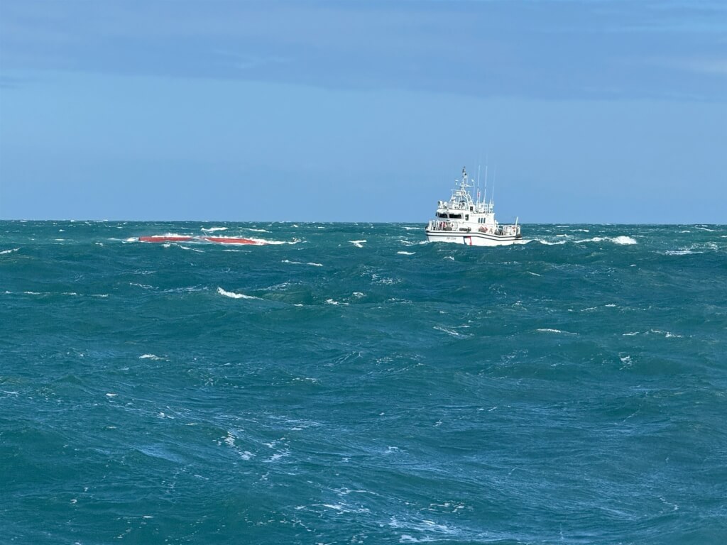 新北市萬里籍漁船「漁山36號」5日在西北海域翻覆，9人落海、6人獲救。（海巡署北部分署提供）