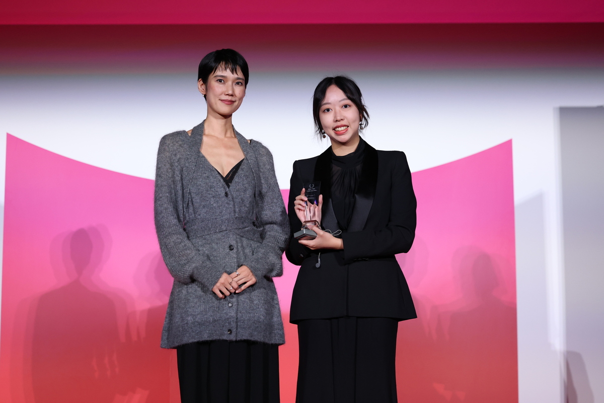立臺灣藝術大學導演陳莉璇《保密例外》榮獲38屆東京國際影展「亞洲學生短片競賽單元」評審團特別獎（右），左為本單元評審之一並擔任頒獎貴賓的岡本多緒。 圖：©2025_TIFF提供