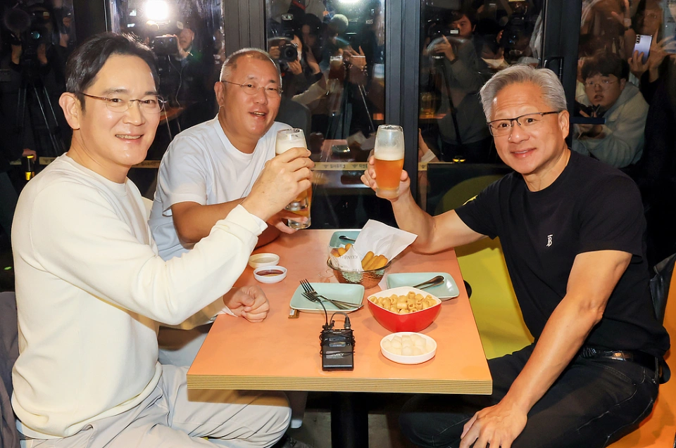 輝達執行長黃仁勳 10 月底APEC訪韓時，與三星會長李在鎔及現代汽車集團會長鄭義宣舉行「炸雞啤酒會」。 圖：翻攝自 視覺中國