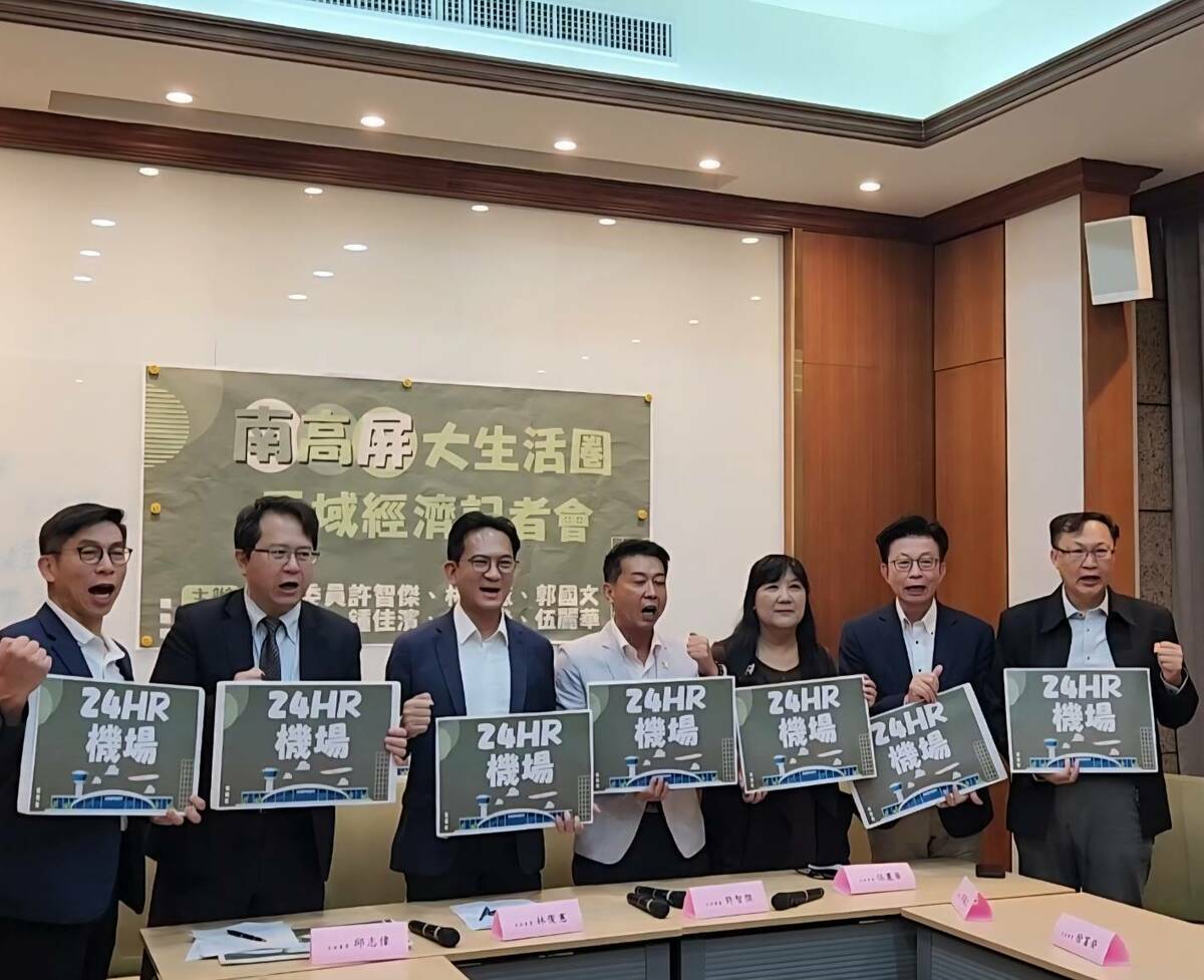 民進黨立委許智傑、林俊憲、郭國文、邱志偉、鍾佳濱、徐富癸、伍麗華等7位立委7日共同召開「南高屏大生活圈，區域經濟共榮發展」記者會，呼籲打造南高屏540萬人口區域經濟體，並爭取南台灣24小時國際型機場。 圖：立法委員林俊憲辦公室/提供