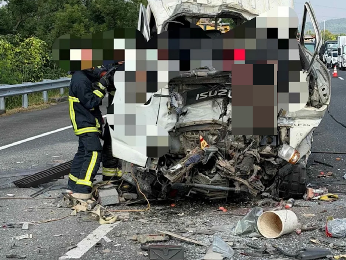 小貨車疑未保持安全車距追撞前方車輛，造成2死1傷。 圖：翻攝自爆料公社