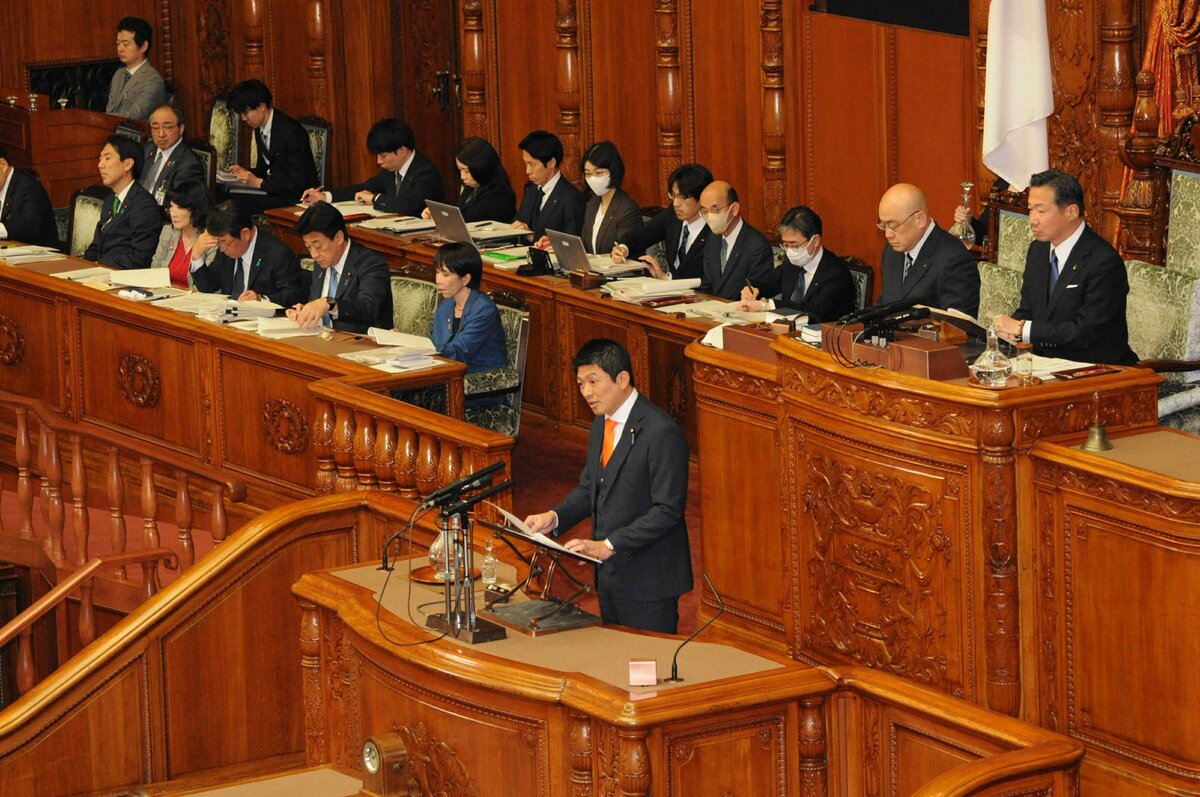 神谷宗幣（中前站立者）６日首度質詢首相高市早苗（中右二籃衣女士） 圖：翻攝自神谷宗幣的Ｘ