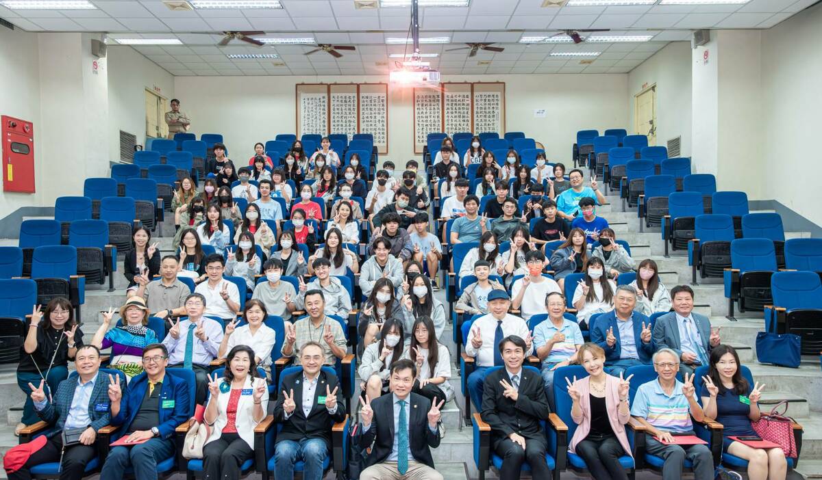 高雄西區扶輪社結合六社辦理口語表達力提升計畫啟業式。 圖：高雄西區扶輪社/提供