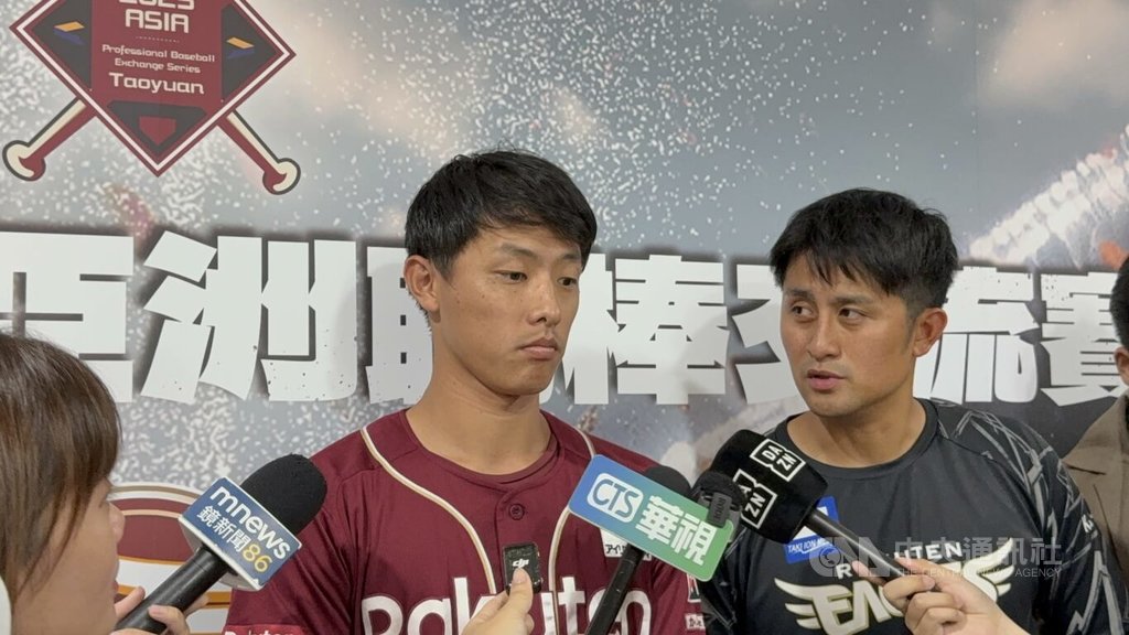 日職樂天金鷲隊來台進行交流賽，陣中野手辰己涼介（左）7日透露是自己主動表態要來台，希望能履行與球迷間的約定、想站上投手丘，他從春訓到現在一直為了登板準備，盼球迷能「助攻」登板。中央社記者謝靜雯攝　114年11月7日