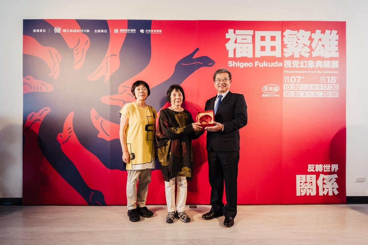 楊慶煜(右)代表高科大致贈琉璃工房限量作品「朱雀之輝」給福田夫人跟女兒。 圖：高科大創新設計學院提供