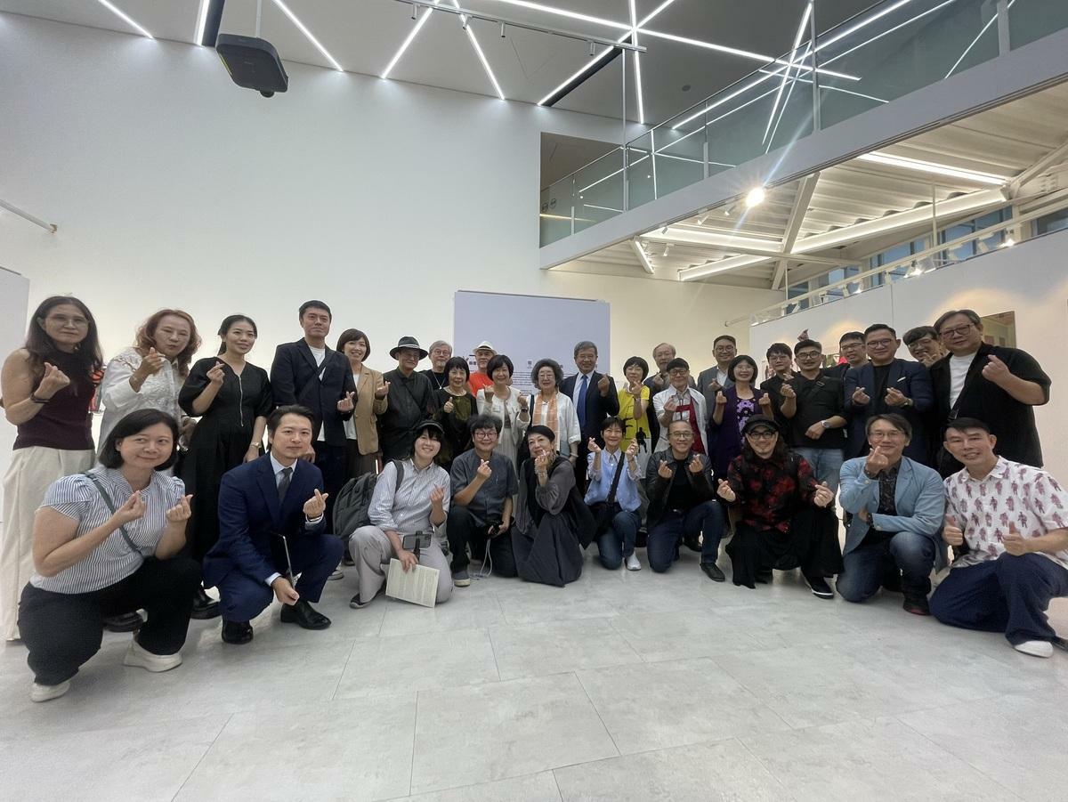 設計界貴賓在建工校區藝文中心《一日狂想》展區進行大合照。 圖：高科大創新設計學院提供