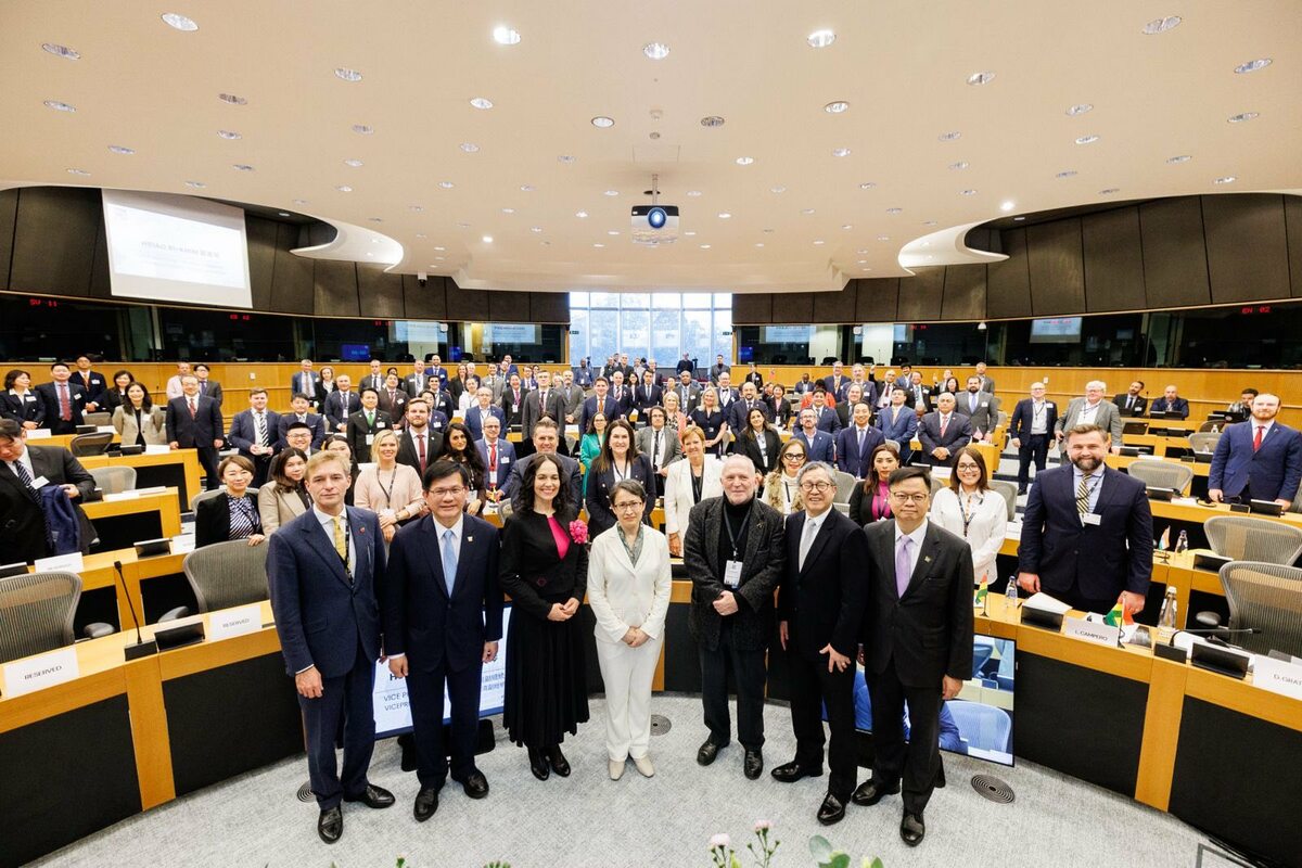 會議共有來自德國、西班牙等約24國、50名議員參加。蕭美琴將中國對台的網路攻擊與海底電纜破壞，比喻為歐洲自俄烏戰爭以來所面臨的「混合式攻擊」，強調儘管台灣被排除在多數國際組織之外，仍持續參與人道援助與全球標準制定。 圖：翻攝自Taiwán en Colombia臉書