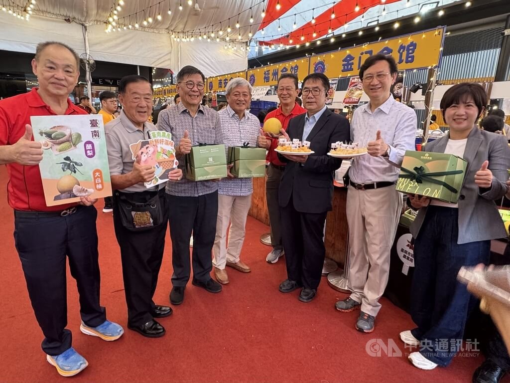 台南市長黃偉哲（右3）到訪新加坡，與駐新加坡代表童振源（右2）推廣農特產品。 圖：中央社提供/吳昇鴻新加坡攝