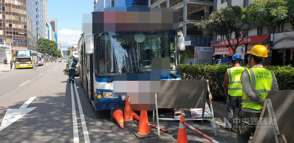 台北市松江路四平街交叉路口發生公車自撞路面施工告示牌意外，釀3人輕傷，包含1名女乘客及2名幼童在車內摔倒。警方初步調查駕駛自稱因恍神釀禍，車禍原因待查。 圖：翻攝畫面