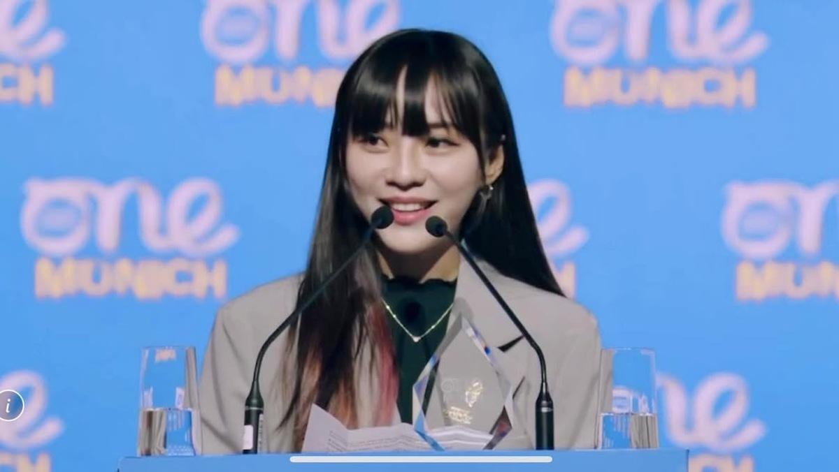 民進黨立委黃捷昨（7）日代表台灣前往德國，出席「One Young World」世界青年領袖峰會，並榮獲「年度政治人物獎」。 圖：翻攝自黃捷 Threads