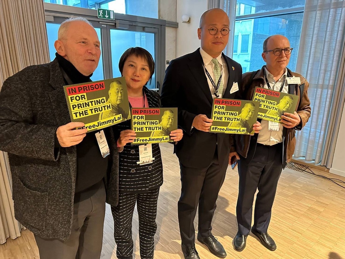 立法委員范雲（左二）出席 2025 IPAC 布魯塞爾高峰會，與各國議員及人權倡議者共同聲援仍被羈押的香港壹傳媒創辦人黎智英。 圖：范雲辦公室提供