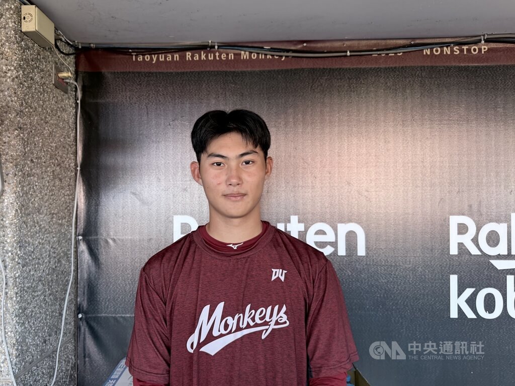 中華職棒樂天桃猿隊下勾投手陳世展（圖）是2025年桃猿隊季中選秀第3輪選進好手，他8日受訪時表示，進到球隊後，二軍教練團給比較多建議，主要在投手節奏上的改變，也有提醒進到職棒可能遇到什麼狀況。中央社記者謝靜雯攝　114年11月8日