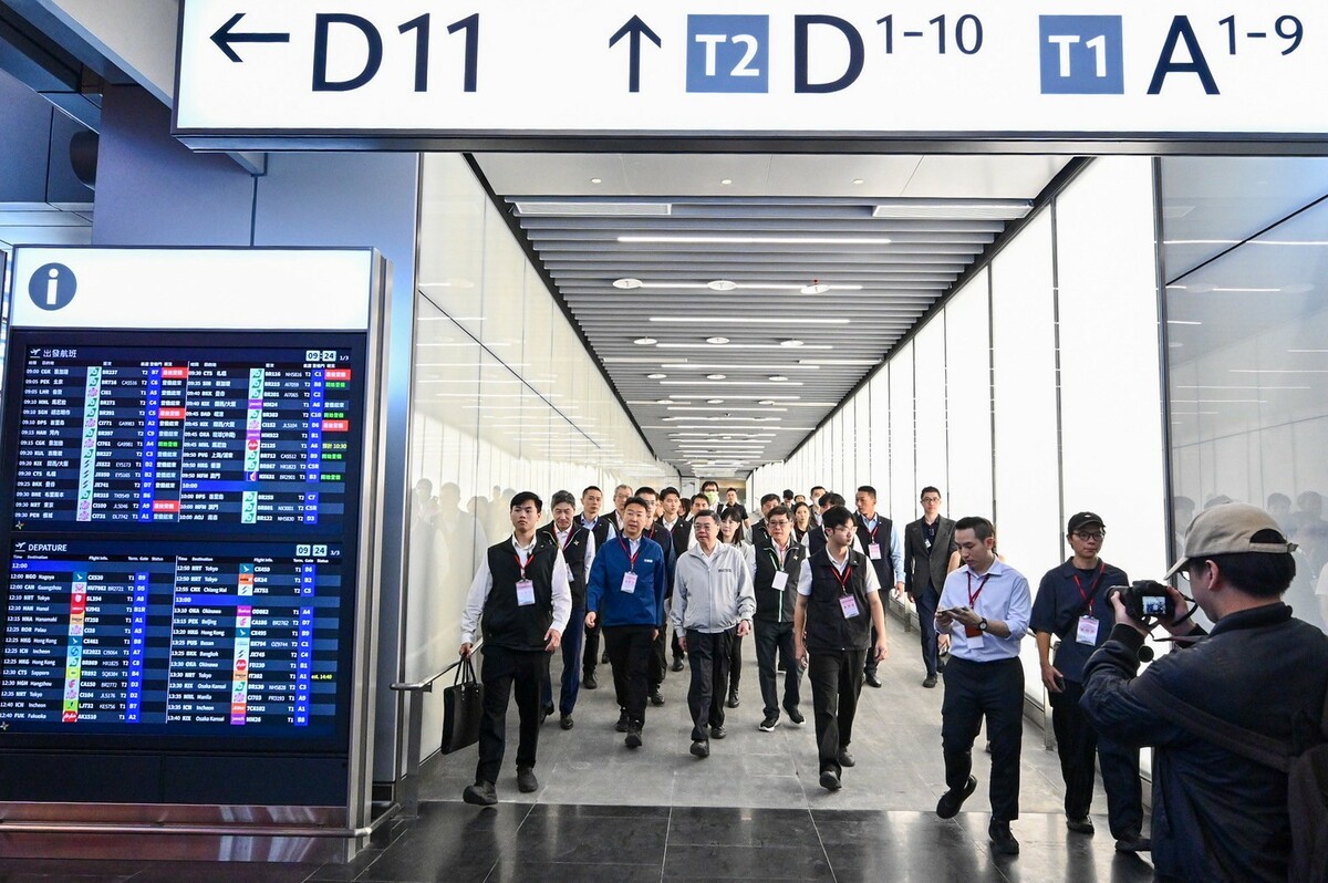 行政院長卓榮泰今（8）天在交通部長陳世凱及桃園國際機場公司楊偉甫董事長的陪同下，首先視察桃園機場北登機廊廳工程概況。 圖：行政院提供