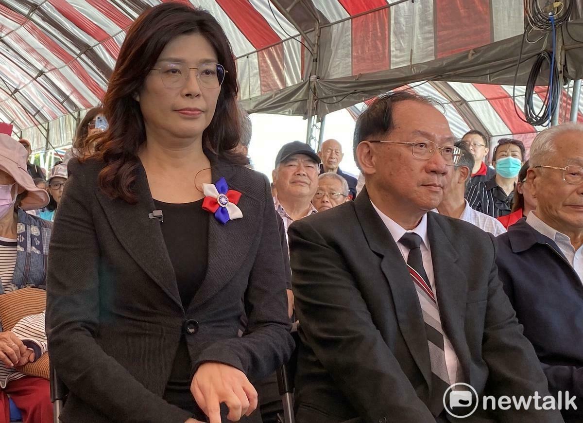 台灣地區政治受難人互助匯總會長周弘奇(右)與國民黨主席鄭麗文 圖：林朝億/攝（資料照）