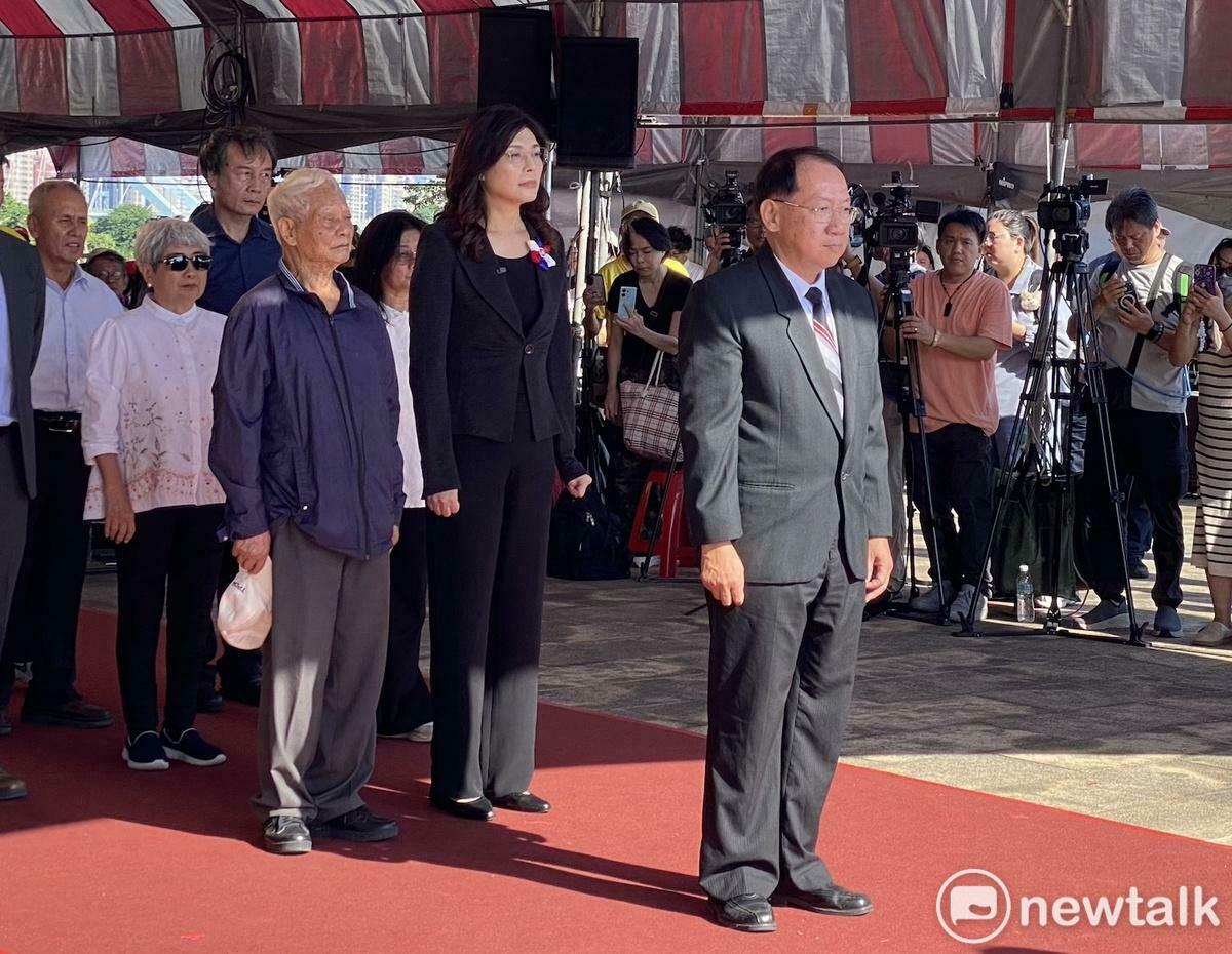 台灣地區政治受難人互助匯總會長周弘奇(右)與國民黨主席鄭麗文。 圖：林朝億/攝