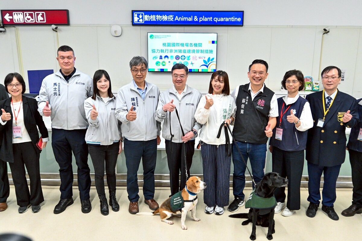 今(8)日行政院長卓榮泰至桃園機場視察邊境查驗，要求各單位嚴守防線，杜絕非洲豬瘟入侵。 圖：農業部／提供
