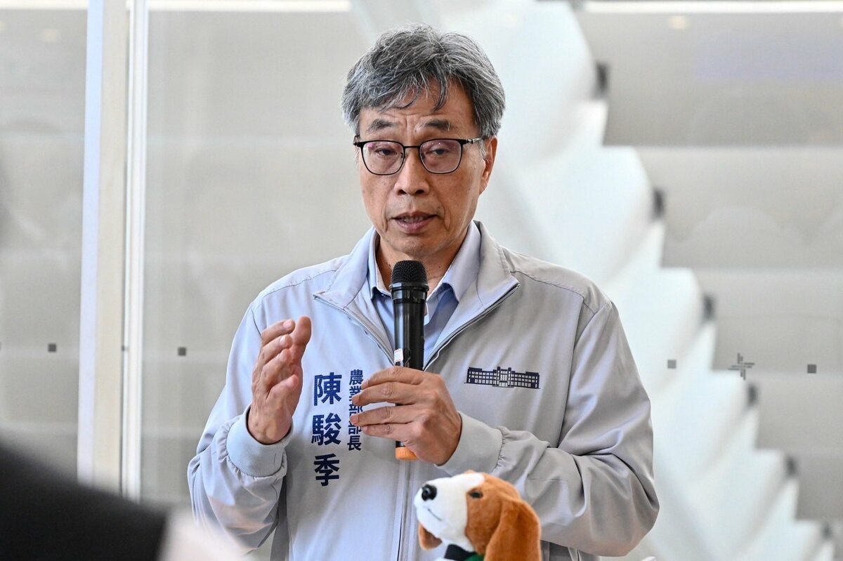 陳駿季陪同卓榮泰視察機場防疫，卓揆要求嚴守邊境。農業部稱台灣疫情未擴散，但全球83國疫區、亞洲20國淪陷，境外威脅最大。 圖：農業部／提供