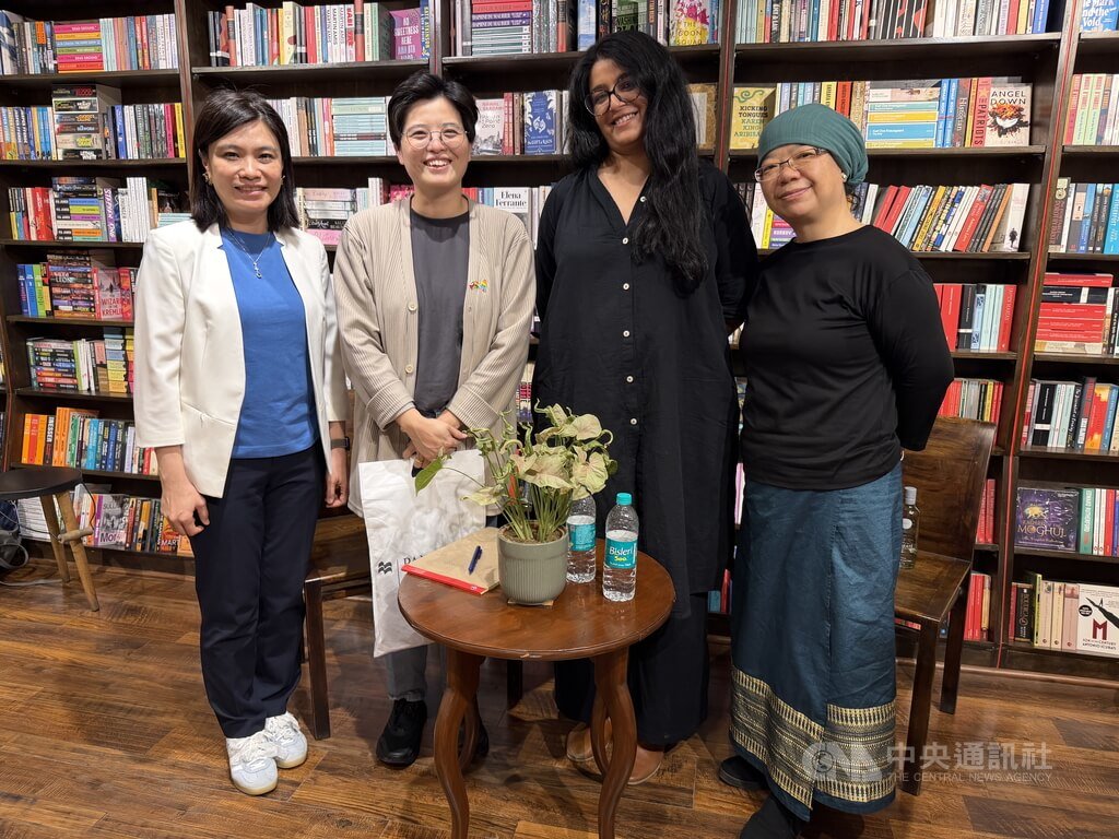 台灣作家楊双子（左2）著作「臺灣漫遊錄」的跨文化對談，近期在印度出版界引發迴響，多位出版與媒體從業人員表示，透過該書閱讀殖民歷史的視角，讓他們重新認識台灣，也反思印度的殖民經驗與文化形成脈絡。 圖：中央社提供/李晉緯新德里攝