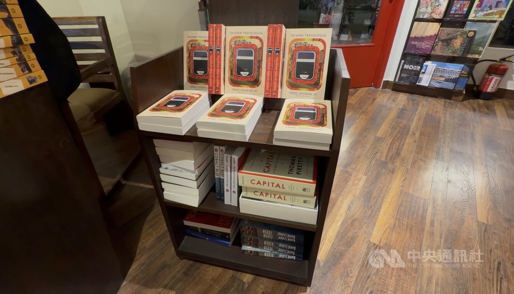 台灣作家楊双子的小說「臺灣漫遊錄」，英譯本Taiwan Travelogue（圖）於2024年榮獲美國國家圖書獎翻譯文學獎，是第一部獲得這項殊榮的台灣文學作品，該書10月在印度上市。 圖：中央社提供/李晉緯新德里攝