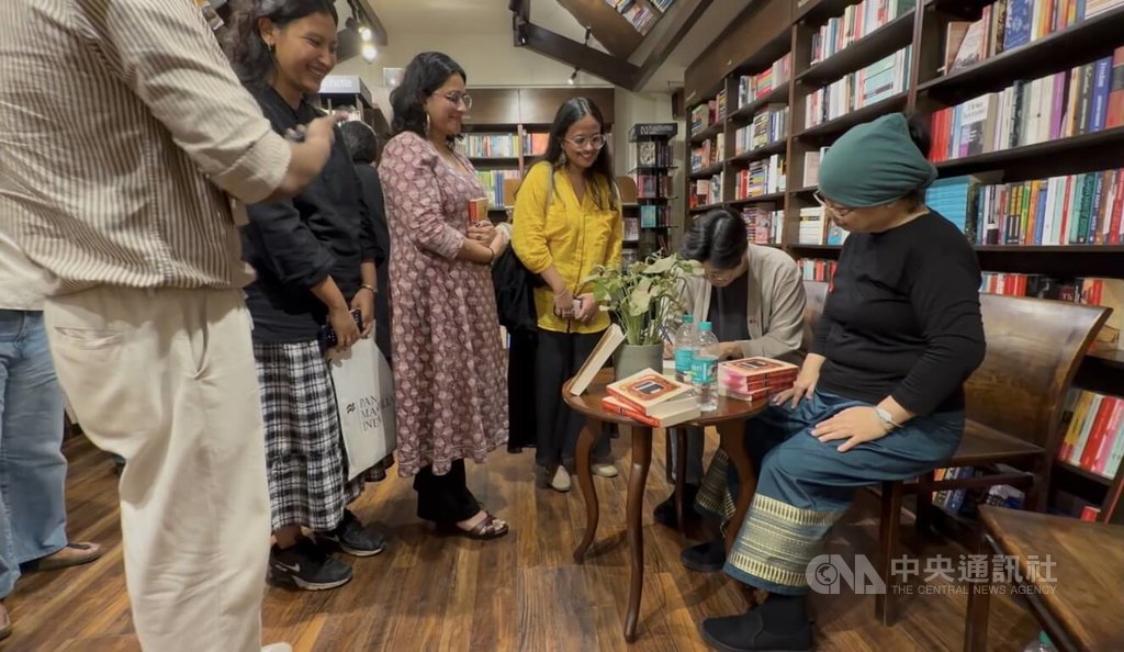 台灣作家楊双子（右2）著作「臺灣漫遊錄」近期在印度出版界引發迴響，她6日在德里舉辦座談闡述創作理念，並為民眾簽書留念。 圖：中央社提供/李晉緯新德里攝