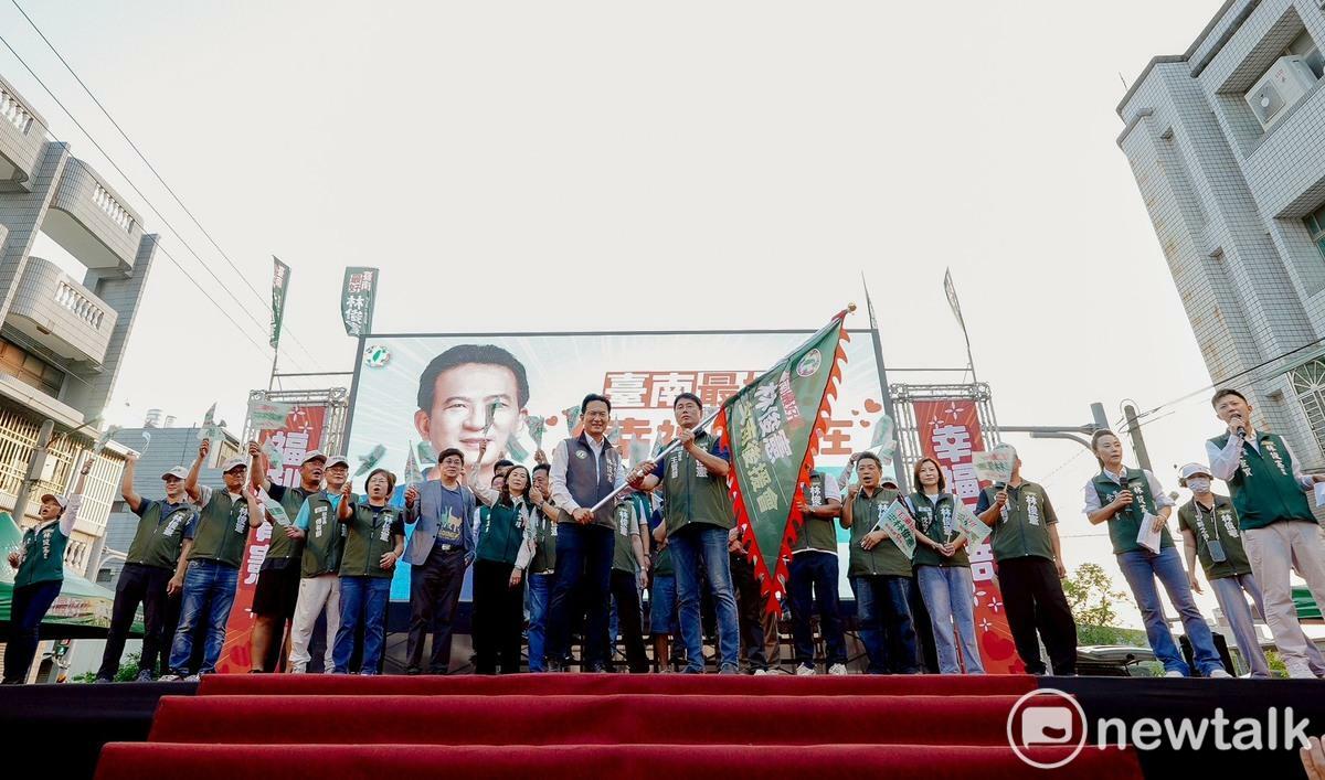 積極備戰民進黨內市長初選的立委林俊憲今（8）日在黨內立委、正副議長與議員、各區域基層幹部及超過5千名支持者高昂的聲援吶喊中，於台南市人口數第二大的安南區正式成立選舉後援會組織。 圖：林俊憲服務處提供