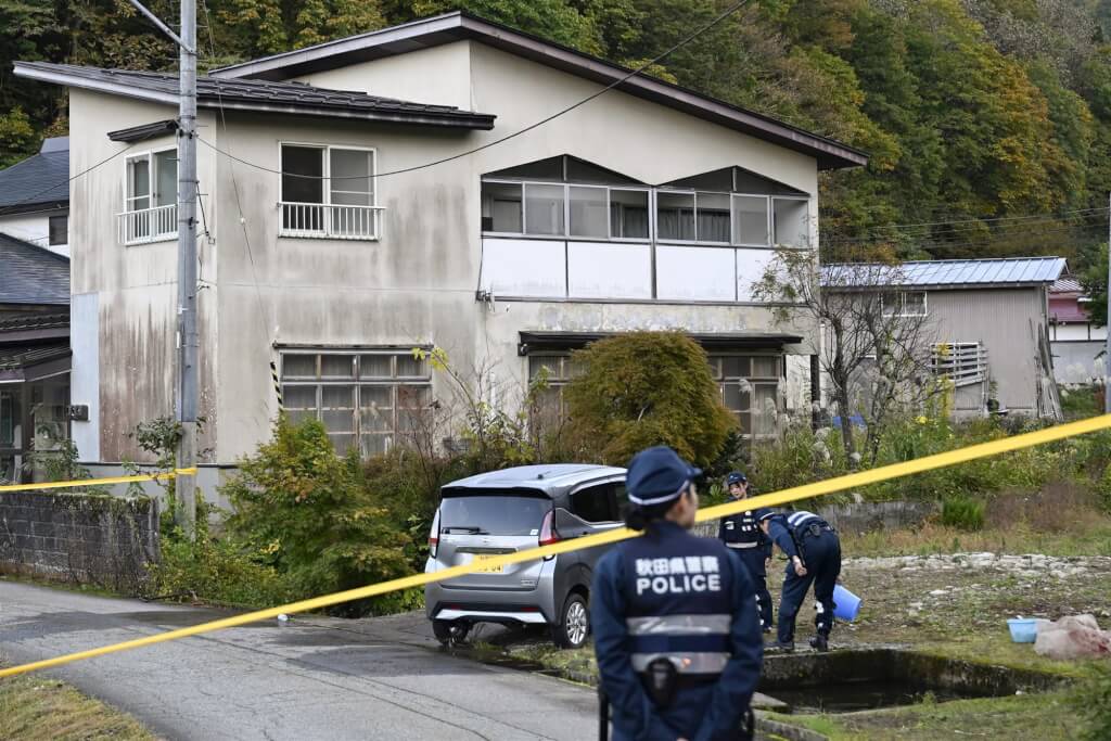 日本秋田縣10月24日傳出熊襲擊事件，該地區今年已有多人遭襲。圖為警察在事發現場附近警戒。 圖：共同社