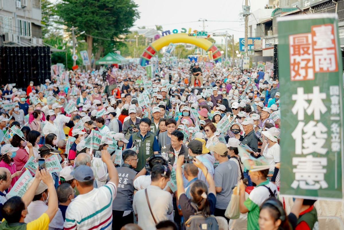 積極備戰民進黨內市長初選的立委林俊憲今（8）日在黨內立委、正副議長與議員、各區域基層幹部及超過5千名支持者高昂的聲援吶喊中，於台南市人口數第二大的安南區正式成立選舉後援會組織。 圖：林俊憲服務處提供