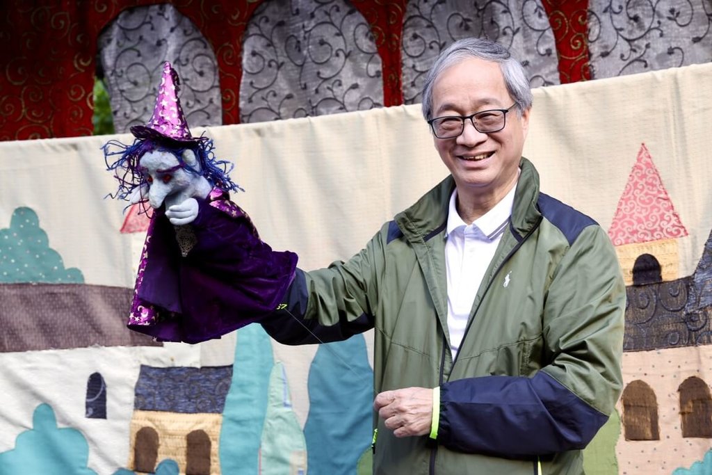文化部長李遠（圖）8日視察文化部位於宜蘭的「百大文化基地」之一利澤國際偶戲藝術村，感受親自操偶樂趣。 圖：文化部提供