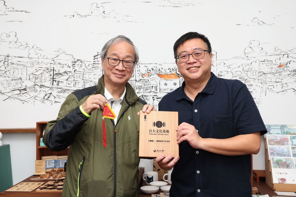 文化部長李遠（左）8日走訪位於宜蘭的「百大文化基地」獲選場域「小鎮職人－藝驛頭城」，與創立者、返鄉青年彭仁鴻（右）互動交流。 圖：文化部提供