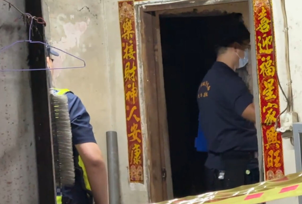 台中市大里區李姓男子和賴姓友人喝酒時發生口角衝突，李男竟持水果刀朝賴男連捅多刀，隨後騎車逃逸，警方獲報到場拉起封鎖線展開調查。（民眾提供）中央社記者趙麗妍傳真　114年11月8日