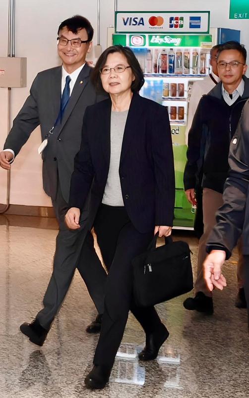 前總統蔡英文今晚現身桃園機場，啟程赴德國參加「柏林自由會議」，向媒體微笑揮手致意。 圖:蔡英文辦公室提供