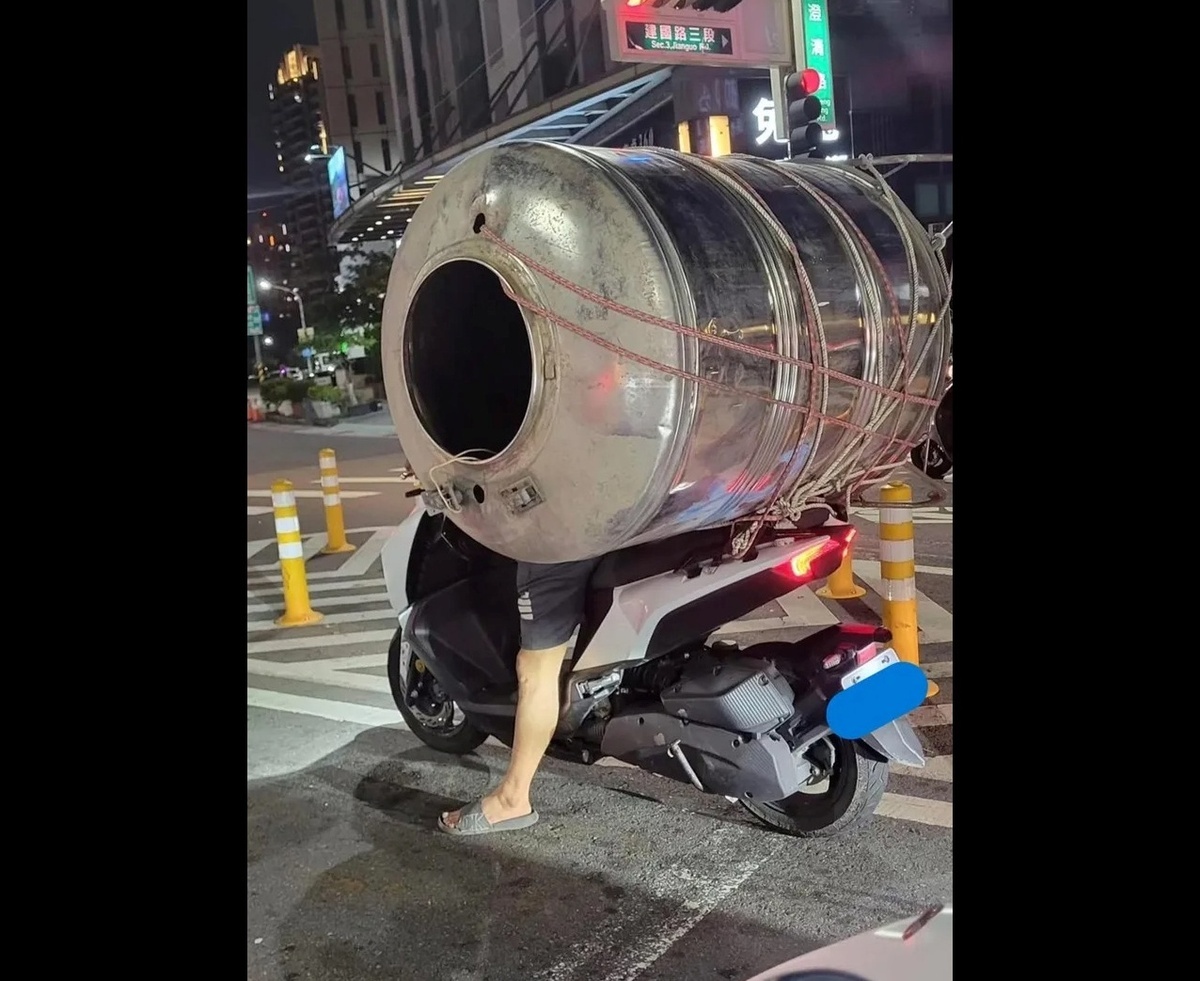 高雄機車騎士用機車載銀色水塔桶引起熱議。 圖：翻攝自爆廢公社